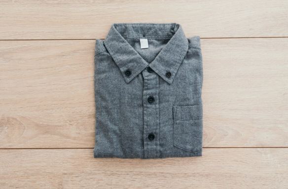 Chemise classique grise à boutons pour homme avec poche poitrine