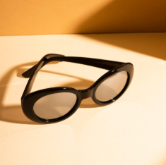 Lunettes de soleil ovales noires à monture épaisse rétro