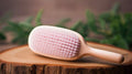 Brosse à cheveux en bois clair naturel avec poils rose blush